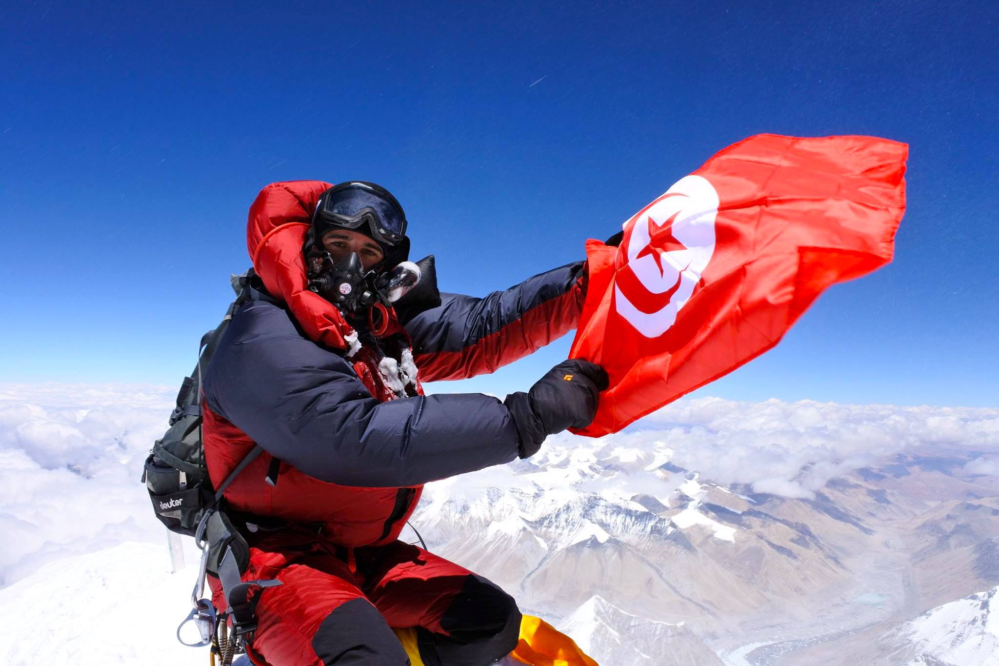 Une première le drapeau tunisien hissé sur le Toit du monde