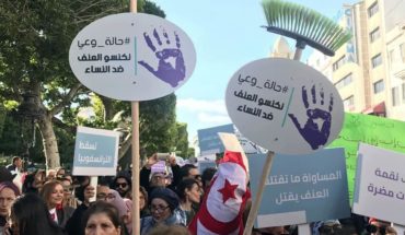 Sous le regard bienveillant de Bourguiba, des centaines de manifestants dénoncent les violences à l’égard des femmes Sous le regard bienveillant de Bourguiba, des centaines de manifestants dénoncent les violences à l’égard des femmes