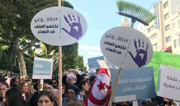 Sous le regard bienveillant de Bourguiba, des centaines de manifestants dénoncent les violences à l’égard des femmes