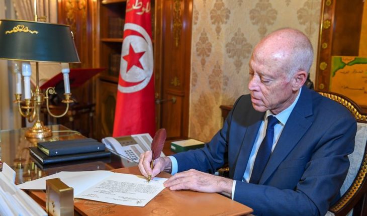 لماذا نزَّل قيس سعيد رسالتَه تنزيلا رَبّانِيّا لاهُوتِيا ؟