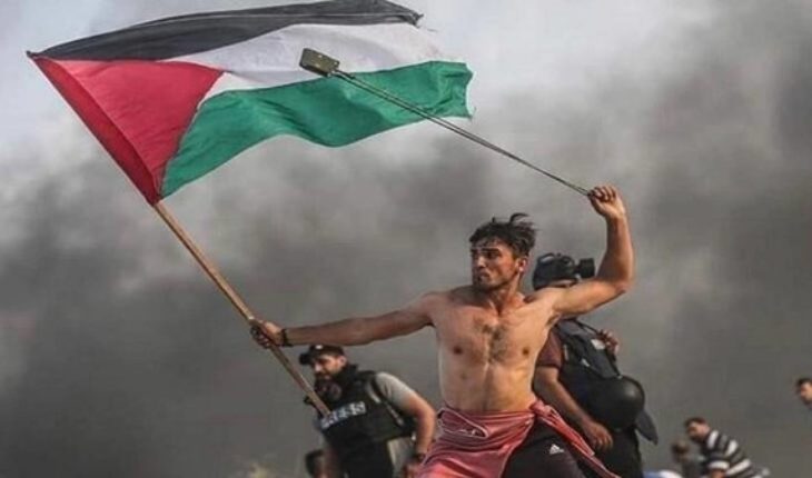 صحيفة « الغارديان » تختار صورة هذا الشاب الفلسطيني الغاضب كأجمل صورة لعام 2019