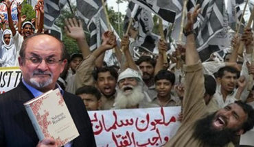 وأخيراً… انتصر سلمان رشدي على نظام الملالي بإيران وأخيراً… انتصر سلمان رشدي على نظام الملالي بإيران