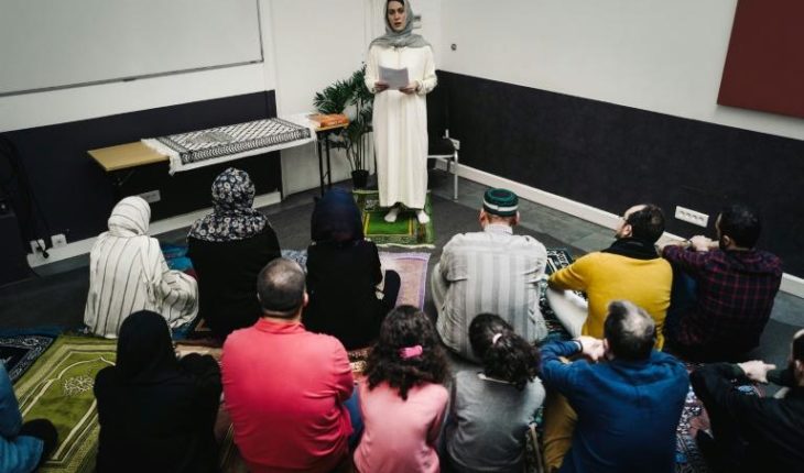 La première femme Imam de France donne son premier prêche du vendredi dans une mosquée mixte
