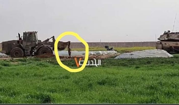 جرافة لجيش الاحتلال الإسرائيلي تنكل بجثمان شهيد فلسطيني على الحدود الشرقية لقطاع غزة وتدهسهُ مراراً