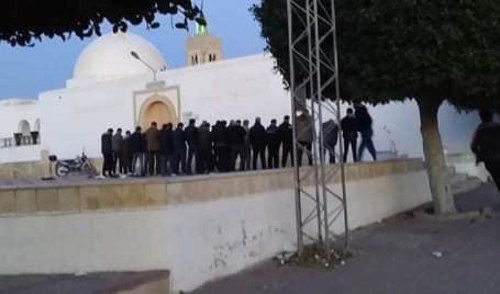 قصيبة المديوني : مجموعة قليلة من الخوامجية يقيمون « صلاة » الجماعة نفاقا أمام باب المسجد
