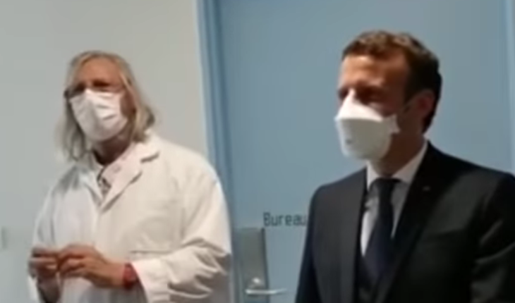 Covid-19: le professeur Didier Raoult présente les recherches de son équipe au président Macron