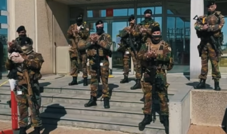 VIDÉO : Covid-19 oblige, les militaires belges applaudissent toutes les personnes qui aident