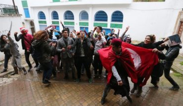 الشعب الكريم يغني و يرقص على أنغام : الكورونا وَ لا هُومَا الشعب الكريم يغني و يرقص على أنغام : الكورونا وَ لا هُومَا
