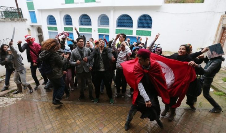 الشعب الكريم يغني و يرقص على أنغام : الكورونا وَ لا هُومَا