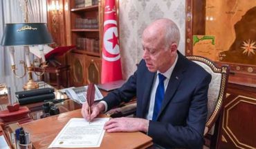 قيس سعيّد يخْتِمُ القانون المتعلق بالتفويض إلى رئيس الحكومة في إصدار مراسيم لغرض مجابهة فيروس كورونا قيس سعيّد يخْتِمُ القانون المتعلق بالتفويض إلى رئيس الحكومة في إصدار مراسيم لغرض مجابهة فيروس كورونا