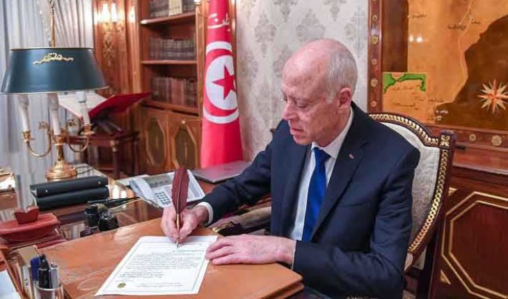 قيس سعيّد يخْتِمُ القانون المتعلق بالتفويض إلى رئيس الحكومة في إصدار مراسيم لغرض مجابهة فيروس كورونا