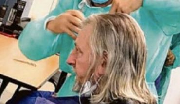 Le professeur Didier Raoult se coiffe Le professeur Didier Raoult se coiffe