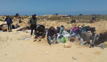 Des centaines de Tunisiens dorment dans le désert libyen en attendant leur rapatriement Des centaines de Tunisiens dorment dans le désert libyen en attendant leur rapatriement