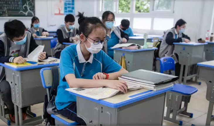 Chine : Les élèves de terminale reprennent le chemin de l’école à Wuhan