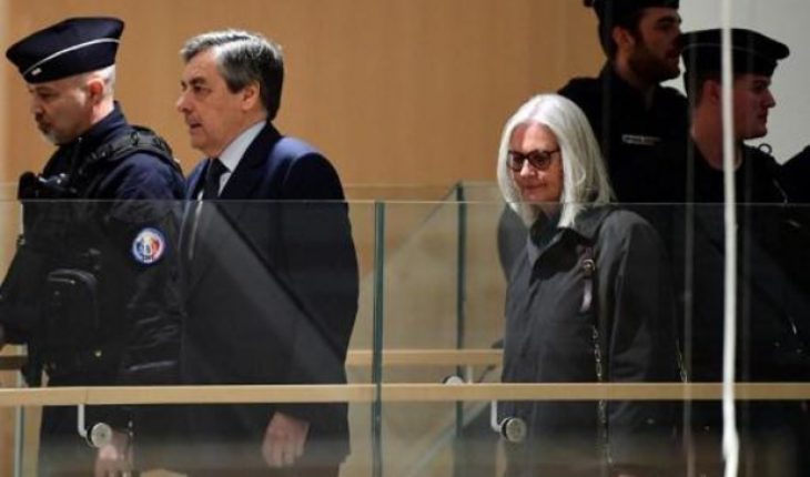 L’ancien premier ministre français , François Fillon,  condamné à cinq ans de prison, dont deux ferme