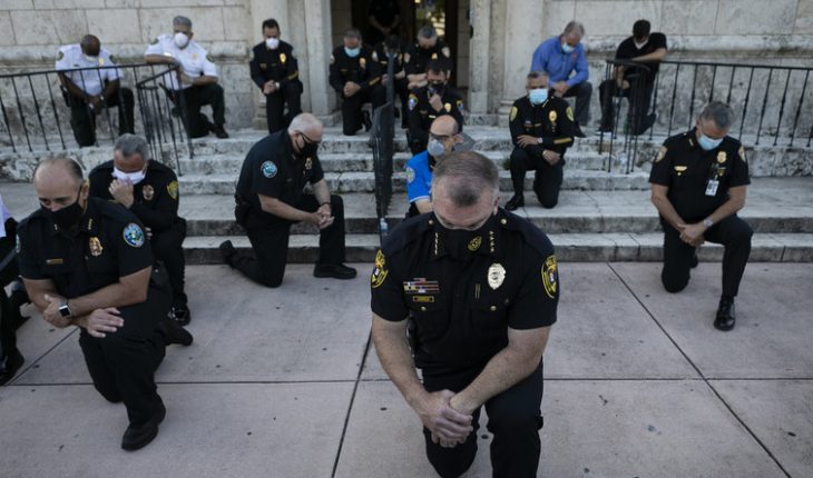 Etats-Unis : des policiers posent un genou à terre pour dénoncer le crime de leurs collègues