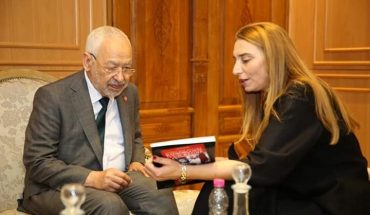 شيراز بنت العتيري ، وزيرة الثقافة ، تتودد لشيخ الإخوان وتهين الفنانين شيراز بنت العتيري ، وزيرة الثقافة ، تتودد لشيخ الإخوان وتهين الفنانين