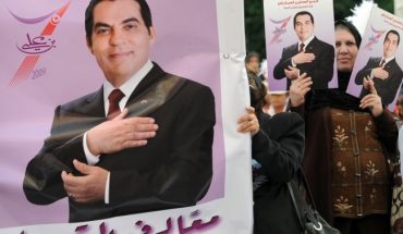 Excédée, la population de Béni Khiar brandit la photo de feu Zine Al Abidine Ben Ali sur la place publique Excédée, la population de Béni Khiar brandit la photo de feu Zine Al Abidine Ben Ali sur la place publique
