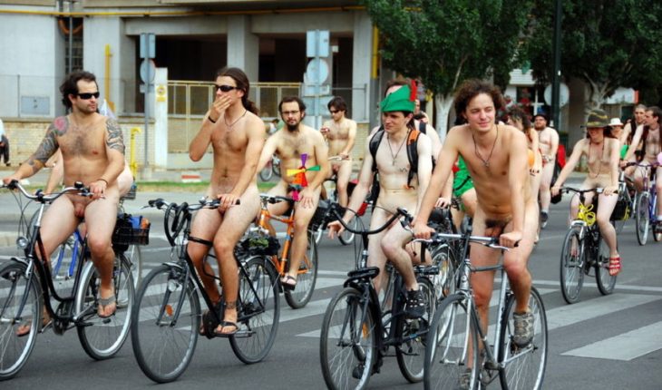 France : Des cyclistes nus défilent à Rennes pour le climat
