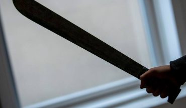France : Un mec se balade avec une machette en plein Paris France : Un mec se balade avec une machette en plein Paris