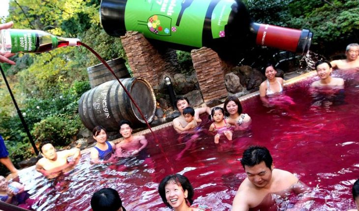 Au Japon, une station thermale propose à ses clients de se détendre dans une piscine de vin rouge