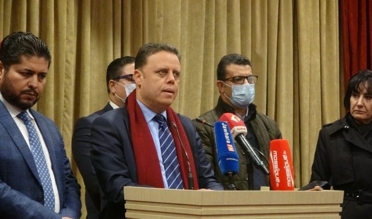 هم يقدمون لعبير موسي الهدية تلو الهدية