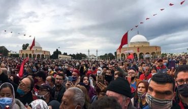 Abir Moussi au milieu du peuple , avec le peuple Abir Moussi au milieu du peuple , avec le peuple