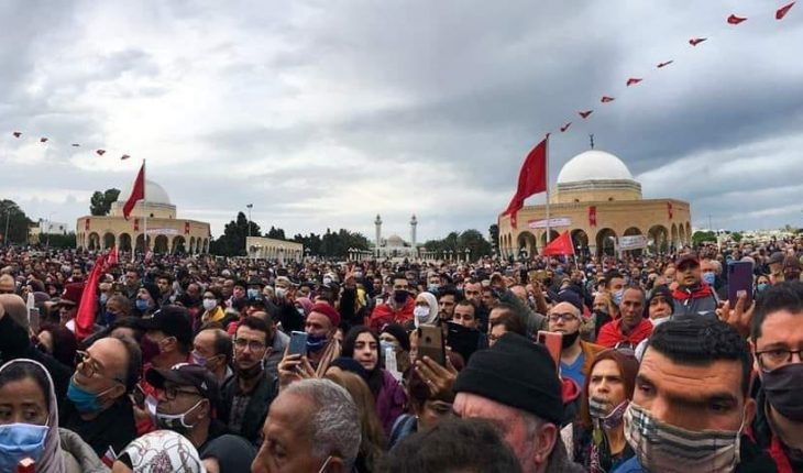 Abir Moussi au milieu du peuple , avec le peuple