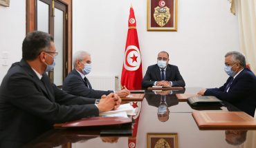 مشيشي يأمر بالتحرّك الفوري لبسط سلطة القانون لفتح الطرقات وإعادة تشغيل مواقع الإنتاج مشيشي يأمر بالتحرّك الفوري لبسط سلطة القانون لفتح الطرقات وإعادة تشغيل مواقع الإنتاج