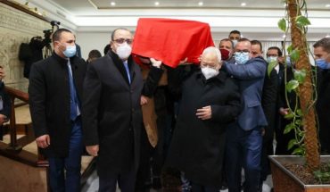 Ce petit-grand pays encore debout sans chef de gouvernement occupé à porter un cercueil Ce petit-grand pays encore debout sans chef de gouvernement occupé à porter un cercueil