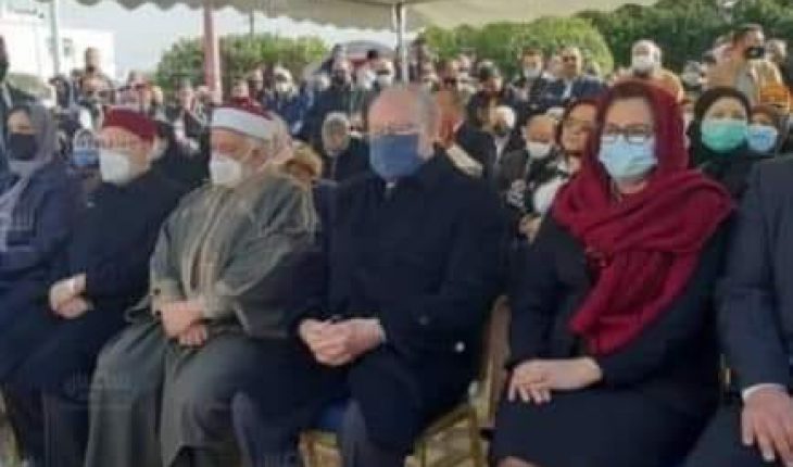 نصاف بن علية بجانب الشيخ لا لشيء إلا لمراقبة البروتوكول الصحي