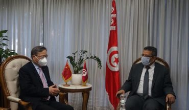 Pékin souhaite que la Tunisie accorde plus de facilités aux entreprises chinoises . Pékin souhaite que la Tunisie accorde plus de facilités aux entreprises chinoises .