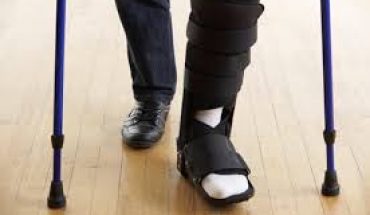 هشام المشيشي يُعْلِم أن حكومته أصبحت تمشي بِالعكَاكِزْ هشام المشيشي يُعْلِم أن حكومته أصبحت تمشي بِالعكَاكِزْ