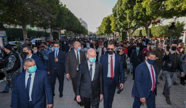 قيس سعيد في شارع بورقيبة ليسمع المواطنين يهتفون : الشعب يريد حل البرلمان قيس سعيد في شارع بورقيبة ليسمع المواطنين يهتفون : الشعب يريد حل البرلمان
