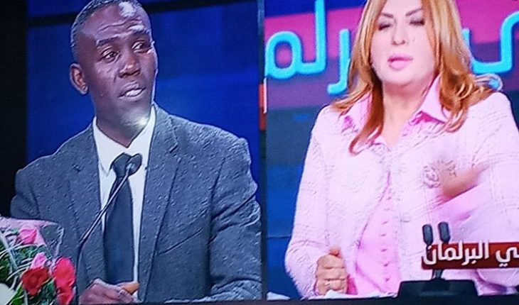 Bon Dieu! Laissez Si Saber fantasmer sur cette blondasse habillée en panthère rose