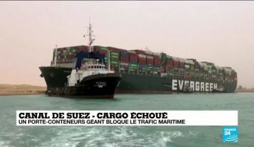 Le trafic du canal de Suez bloqué par un porte-conteneurs géant Le trafic du canal de Suez bloqué par un porte-conteneurs géant