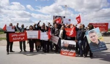 صورة اليوم : الملايين، أمام سجن المرناقية ،يطالبون بإطلاق سراح نبيل مقرونة صورة اليوم : الملايين، أمام سجن المرناقية ،يطالبون بإطلاق سراح نبيل مقرونة