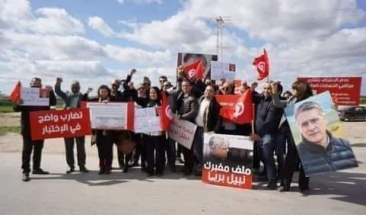 صورة اليوم : الملايين، أمام سجن المرناقية ،يطالبون بإطلاق سراح نبيل مقرونة