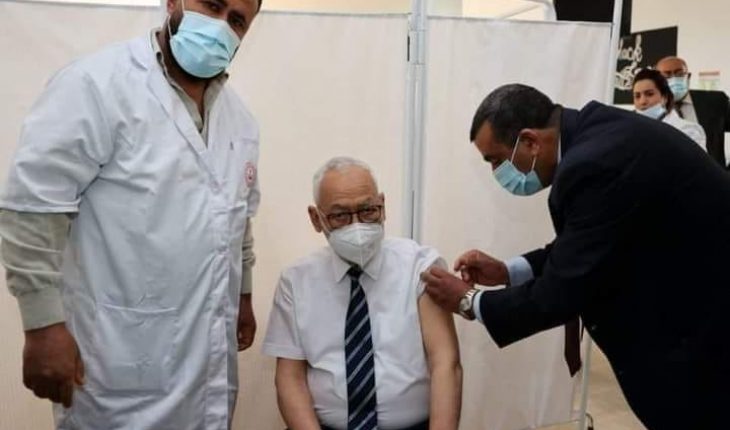 Ghannouchi, qui sent le sang, se fait inoculer le vaccin contre le kourina.