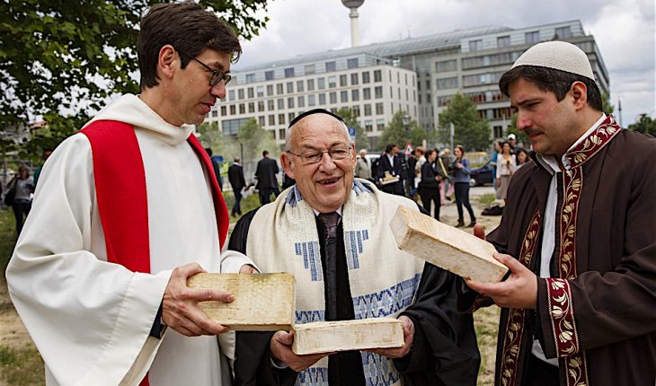 Allemagne : Pose de la première pierre d’un bâtiment abritant une église, une mosquée et une synagogue
