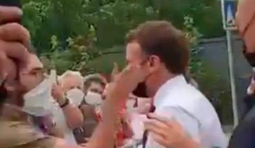 Emmanuel Macron giflé par un homme lors d’un déplacement dans la Drôme Emmanuel Macron giflé par un homme lors d’un déplacement dans la Drôme
