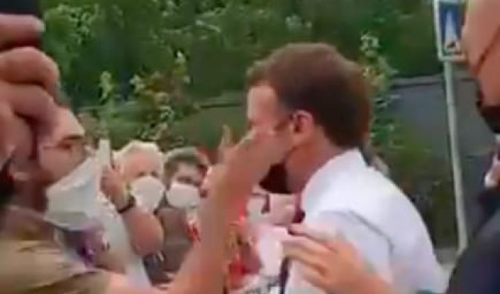 Emmanuel Macron giflé par un homme lors d’un déplacement dans la Drôme