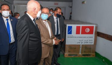 قيس سعيّد يشرف على عملية تسلّم 500 ألف جرعة تلقيح ممنوحة من فرنسا قيس سعيّد يشرف على عملية تسلّم 500 ألف جرعة تلقيح ممنوحة من فرنسا