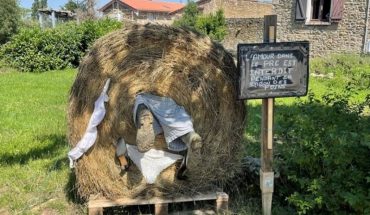 France : Soutien-gorge et culotte dans une balle de foin interdisent l’amour dans le pré France : Soutien-gorge et culotte dans une balle de foin interdisent l’amour dans le pré