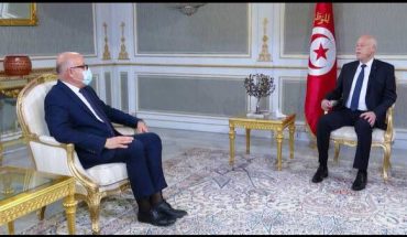 قيس سعيد لوزير الصحة الذي أقاله المشيشي: إنهم يجرمون في حق التونسيين قيس سعيد لوزير الصحة الذي أقاله المشيشي: إنهم يجرمون في حق التونسيين