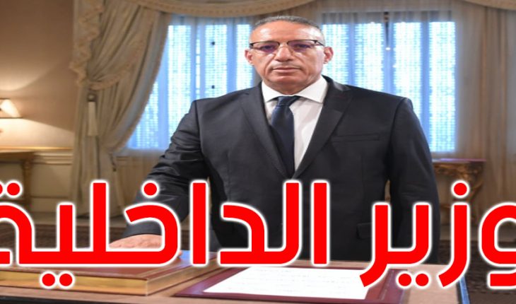 قيس سعيد يِشْرِي الحصُرْ قبَلْ الجامَعْ