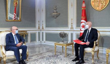 قيس سعيد لمحافظ البنك المركزي : يرمون بالمفقَّرين للحيتان بل للقروش قيس سعيد لمحافظ البنك المركزي : يرمون بالمفقَّرين للحيتان بل للقروش