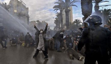 أكثر من 20 جمعية تؤكد أن القمع البوليسي عوض الاليات الديمقراطية في عيد الثورة التونسية أكثر من 20 جمعية تؤكد أن القمع البوليسي عوض الاليات الديمقراطية في عيد الثورة التونسية