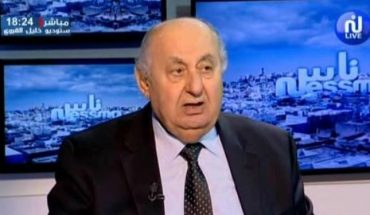قيس سعيد يعيّن شيخا متقاعدا فاشلا لكتابة دستور جمهوريته الجديدة قيس سعيد يعيّن شيخا متقاعدا فاشلا لكتابة دستور جمهوريته الجديدة