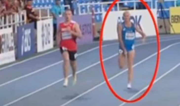 Il finit dernier parce qu’il tente de replacer son pénis qui sort de ses shorts